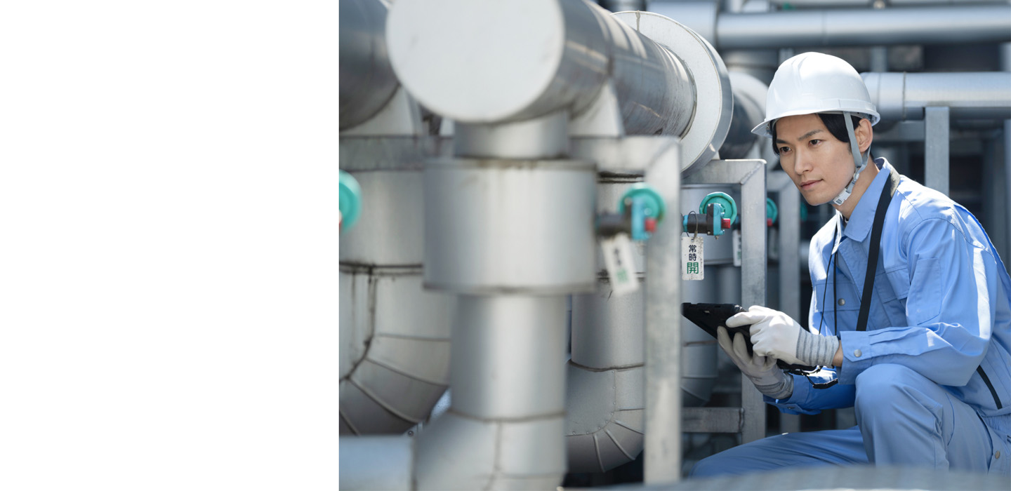 設備施工管理士が働いている様子