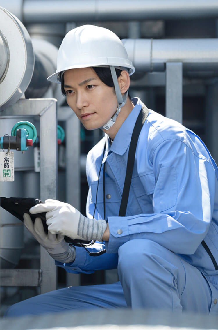 設備施工管理士が働いている様子