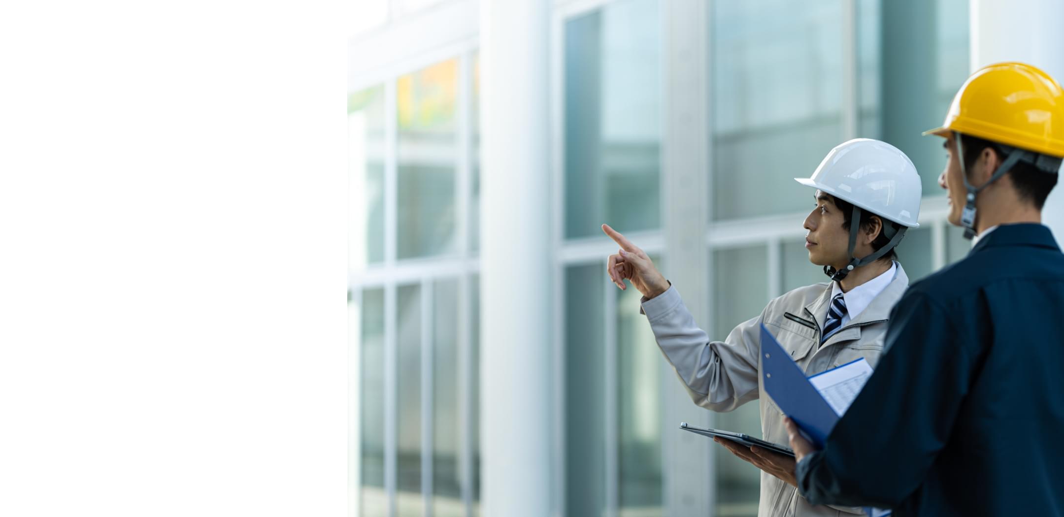 設備施工管理士が働いている様子