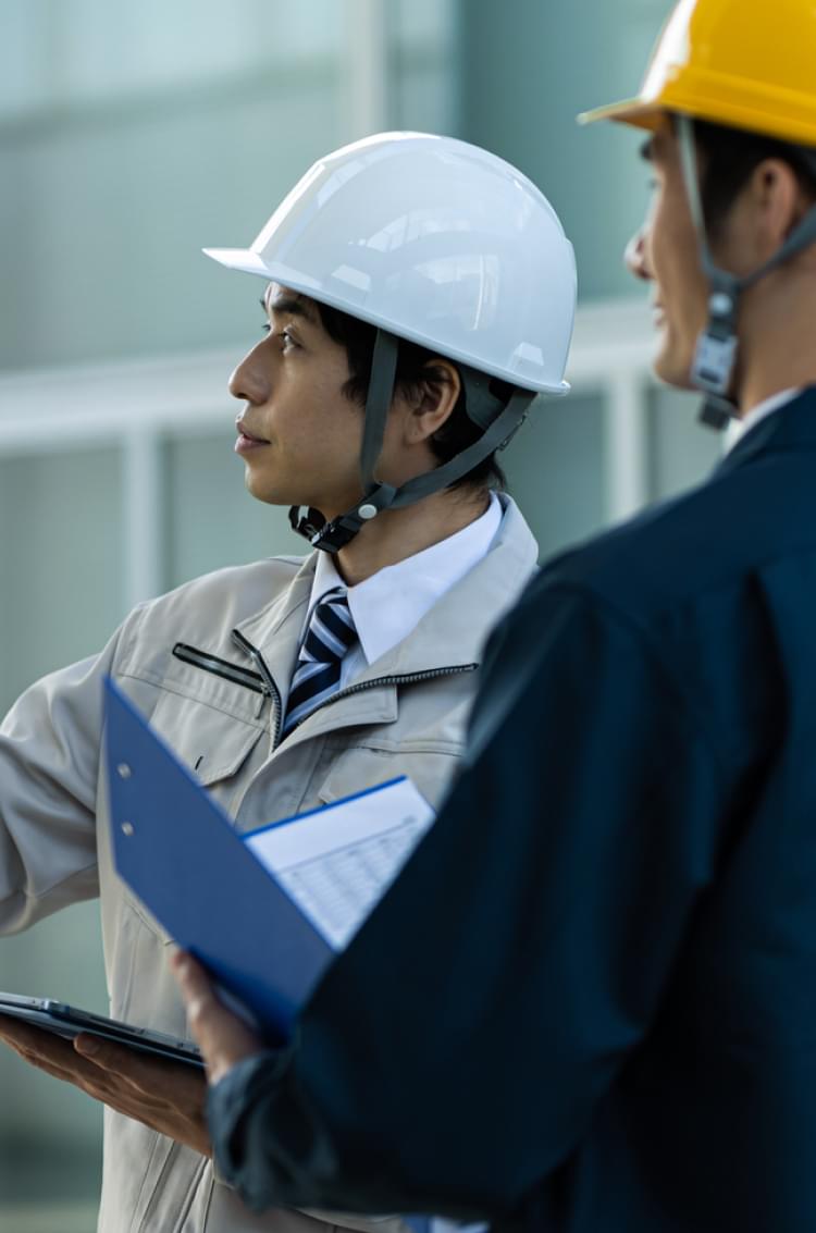 設備施工管理士が働いている様子