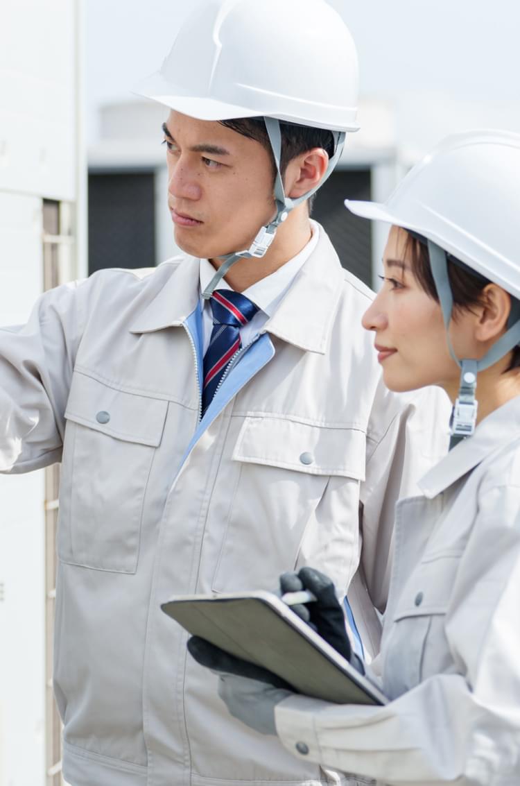 設備施工管理士が働いている様子