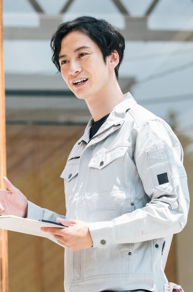 設備施工管理士が働いている様子