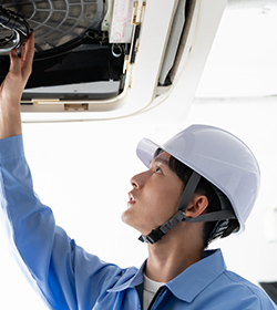 業務用エアコンをチェックしている様子