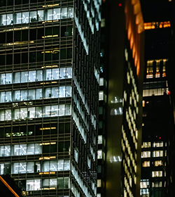 夜のビルの風景