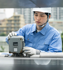 空調のチェックをしている様子