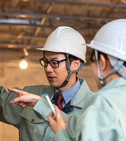 設備施工管理士が話している様子