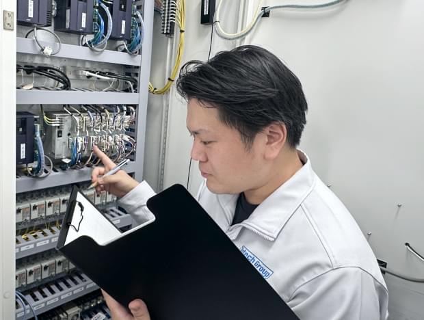 入社10年中堅社員が働いている様子